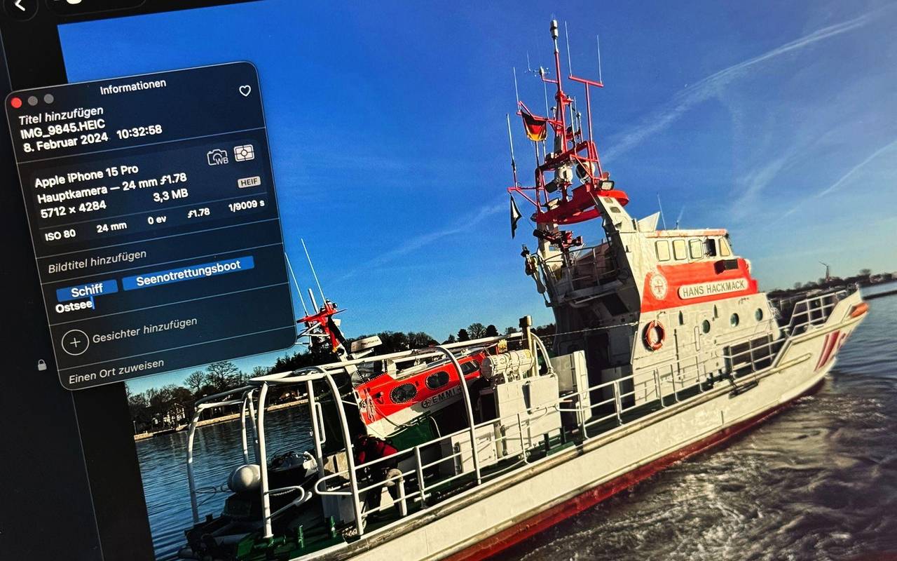Metadaten eines Bildes sind auf dem Display eines Mac zu sehen