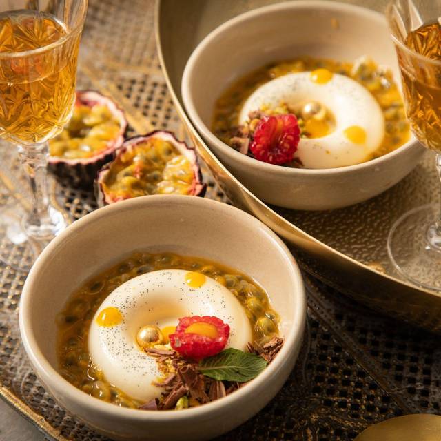 Panna Cotta in Savarin-Form, Passionsfrucht, Himbeere, Mangotupfe