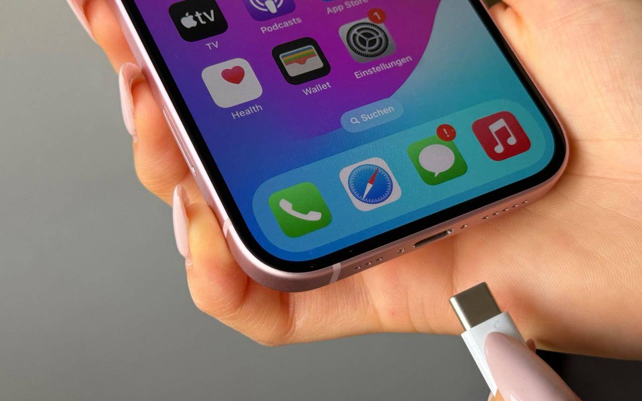 USB-C-Ladekabel wird an ein iPhone angeschlossen