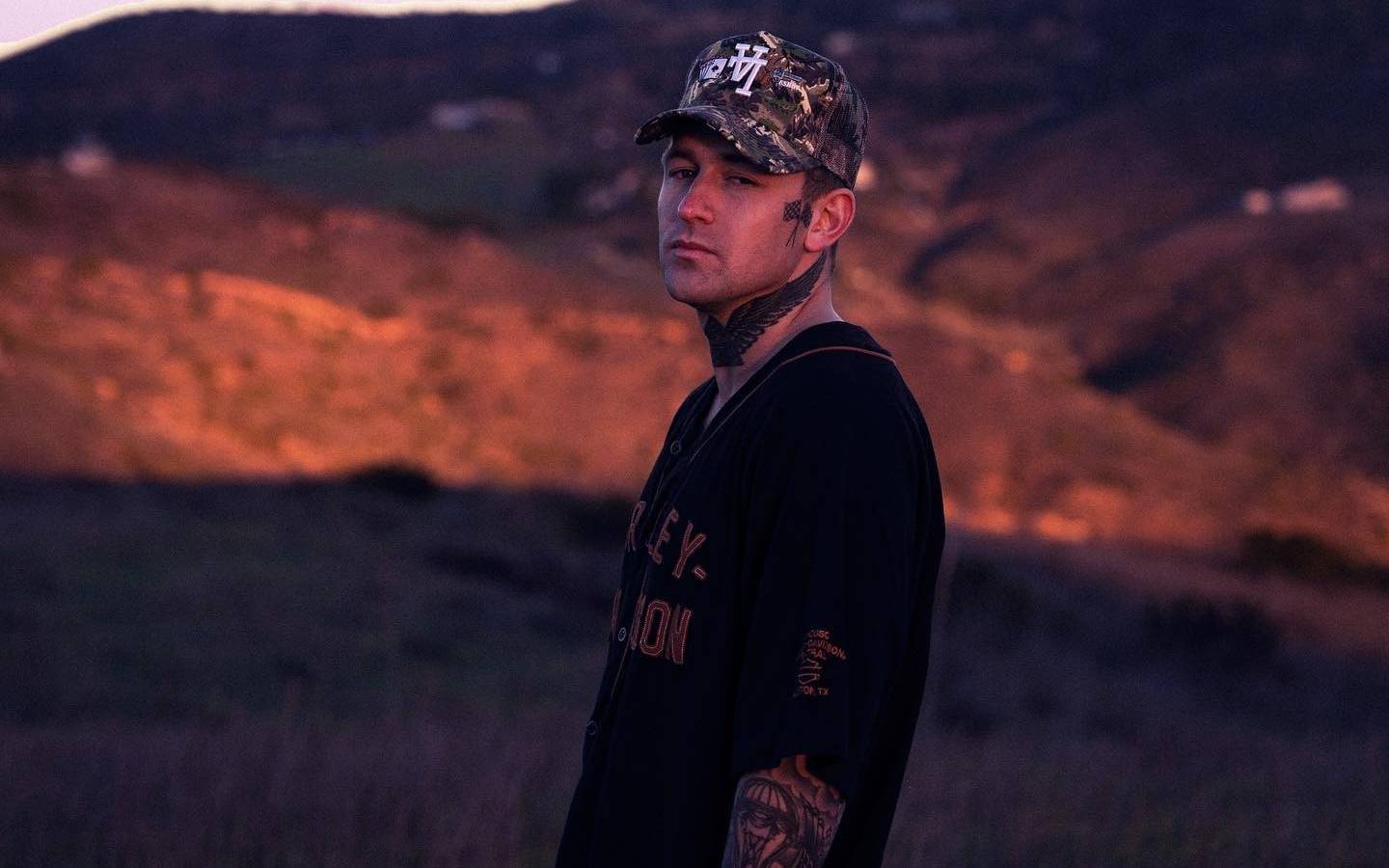 Arizona Zervas – WOULDN’T IT BE NICE