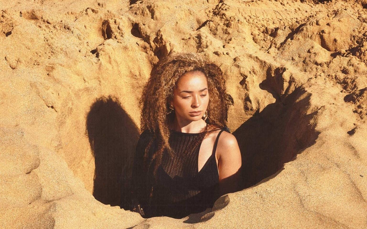 Ella Eyre & Tiggs Da Author – Head In The Ground