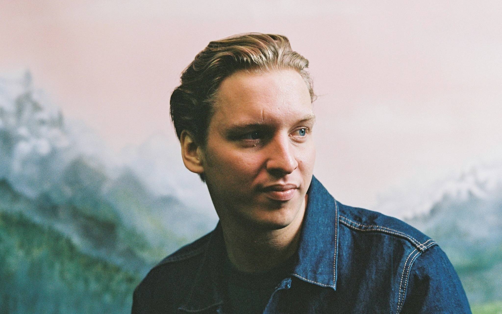 George Ezra – Dance All Over Me