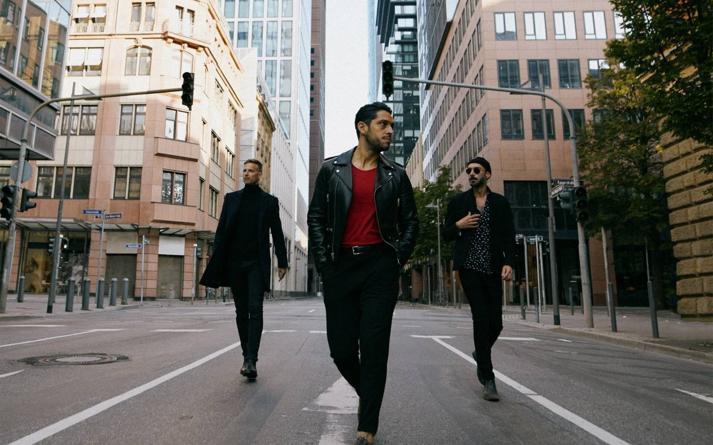 Off Lights – Man Or Machine