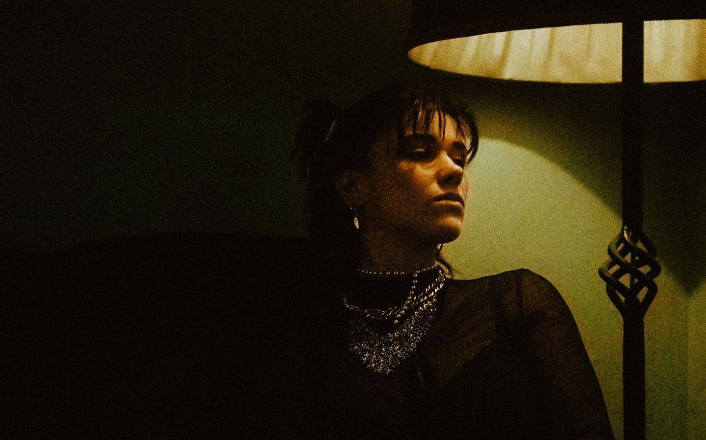 Tiffany Aris – Mirror